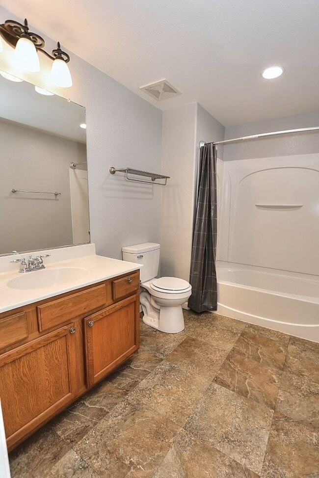 Building Photo - Beautiful Condo in Gated Community for Rent!