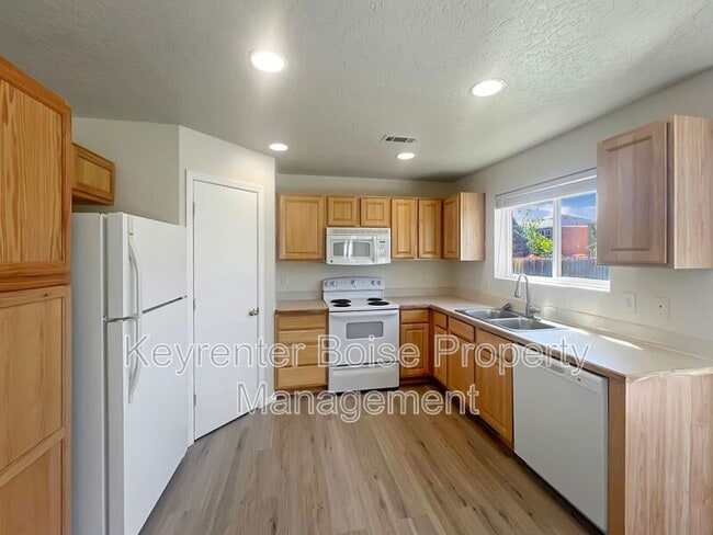 Building Photo - 3120 Cascadia St