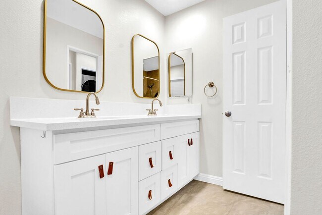 Building Photo - Beautiful one bedroom/one bath in the Verano community at UTC! Close to so much!