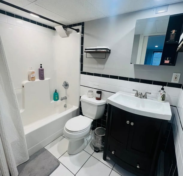 Building Photo - 2 Wood Path