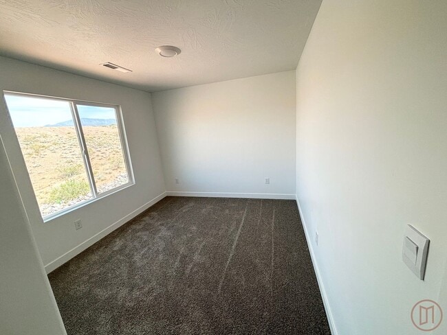Building Photo - LIKE NEW Home in Long Valley!