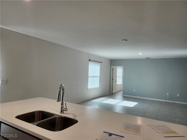 Building Photo - 413 SE 13th Pl