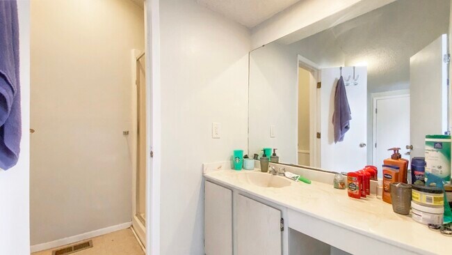 Building Photo - 2105 Melrose Dr