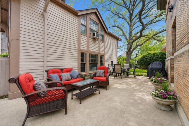 Building Photo - 235 Greenwood St