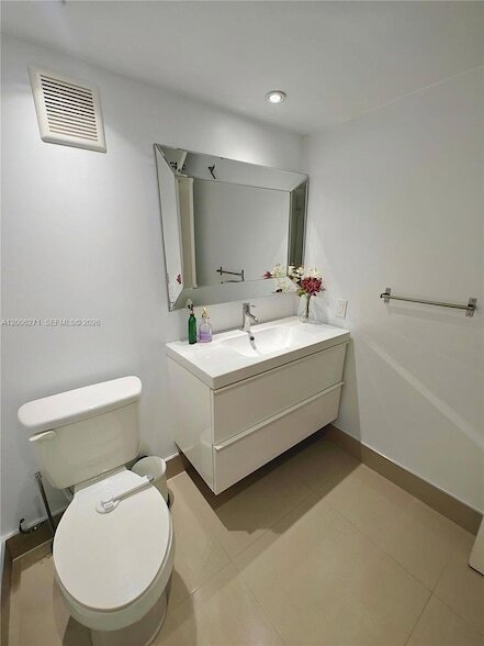 Building Photo - 16300 Golf Club Rd