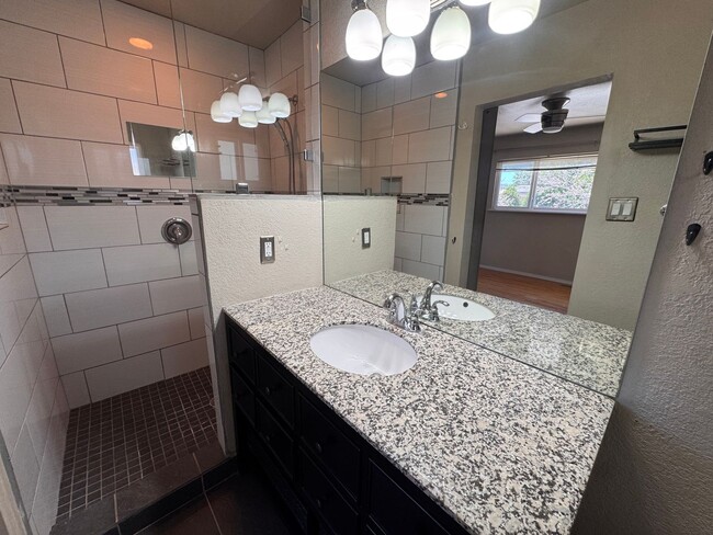 Building Photo - Beautiful 3 bedroom 2 bath.