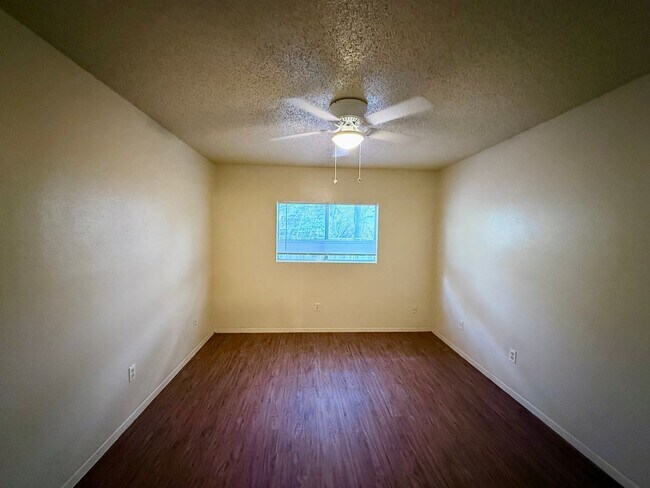 Building Photo - QUIET LOCATION - YARD BACKS TO GREENBELT