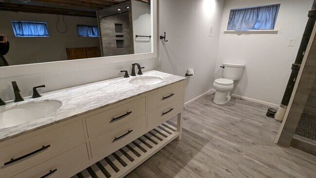 Building Photo - SUPER CUTE 2 or 3 BEDROOM HOME + GARAGE IN QUIET EDGEWATER NEIGHBORHOOD!