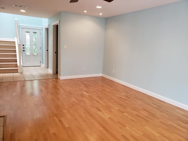 Building Photo - 2002 Voltaire Dr