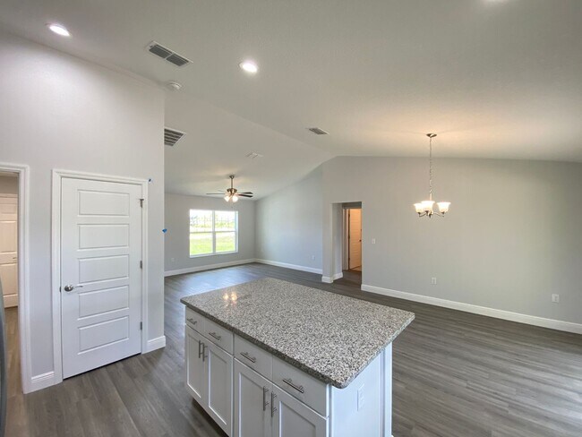 Building Photo - Custom Home - Desirable SE Ocala Neighborhood 3/2/2 **Wont Last**