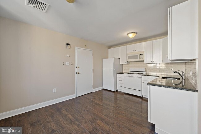 Building Photo - 443 Fairmount Ave