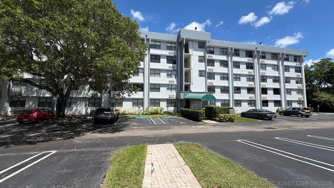 Building Photo - 2501 Riverside Dr