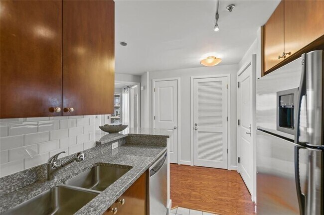 Building Photo - 3338 Peachtree Rd