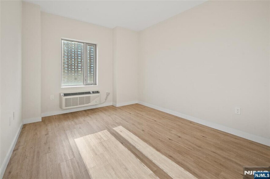 Building Photo - 69 Main St