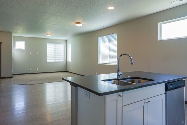 Building Photo - New to the market 3 bedroom 2 bath home.
