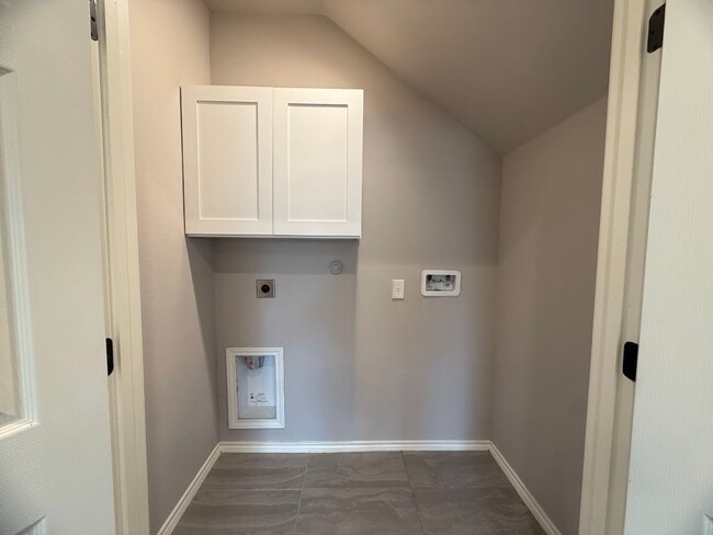 Building Photo - Quick access Ft. Sam, Randolph, and the airport