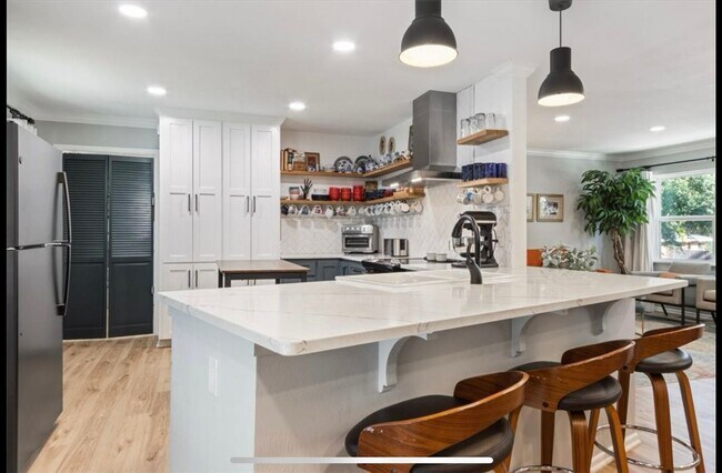 Building Photo - 2316 Hermanson Dr