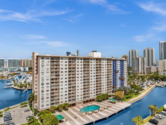 Building Photo - 400 Kings Point Dr