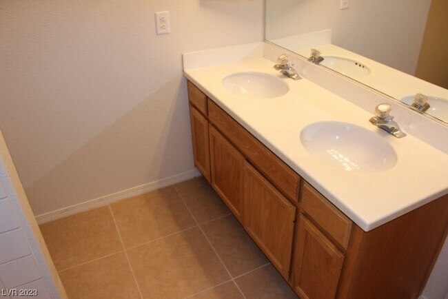 Building Photo - 6701 Cobre Azul Ave