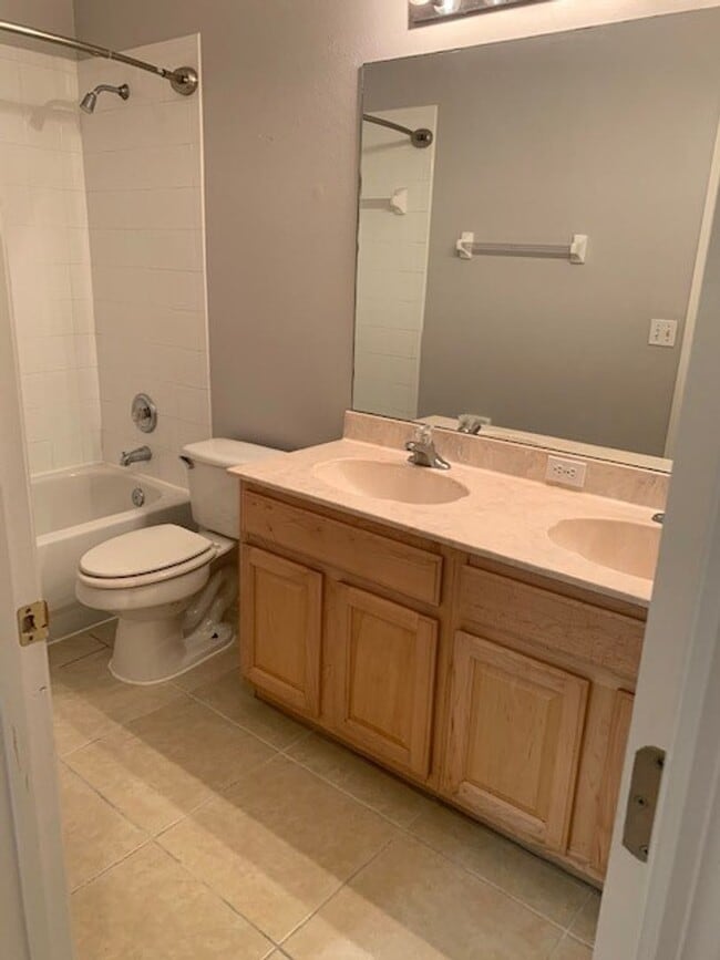 Building Photo - Beautiful 4/2 home in Lovely Venetian Bay Gated Community