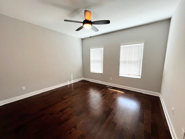 Building Photo - 4 Bedroom 2.5 Bathroom Home