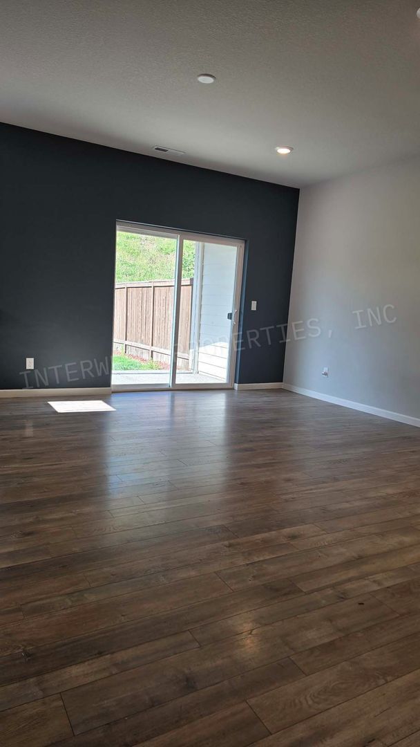 Building Photo - Beautiful Newer Construction 3bd 2.5ba Row House in Ridgefield With 2 Car Garage, Fenced Backyard...