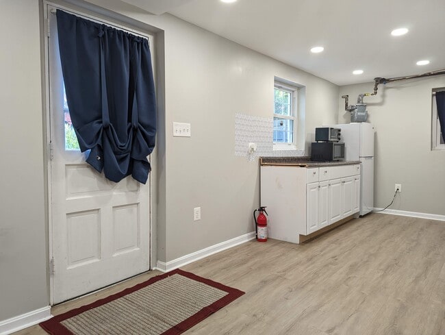 Building Photo - 9505 Farmview Ct