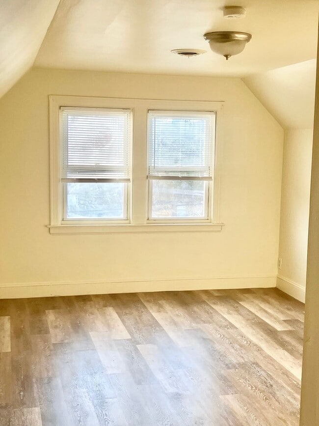 Building Photo - CAROLINE 209-211