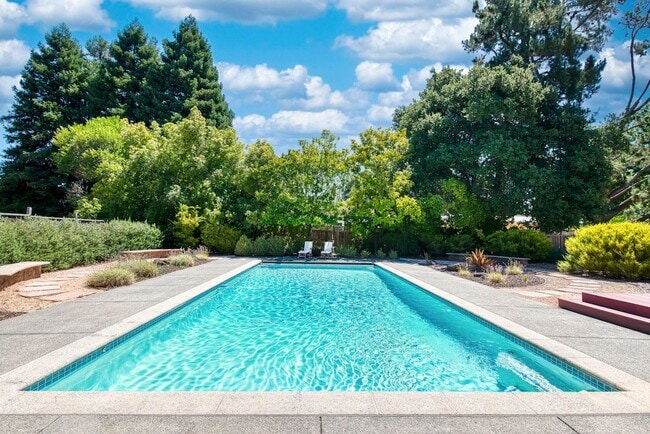 Building Photo - 8 Racquet Ct