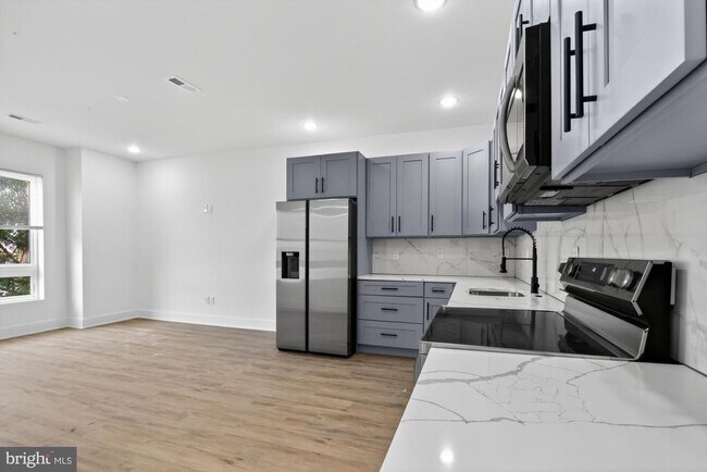 Building Photo - 2331 E York St