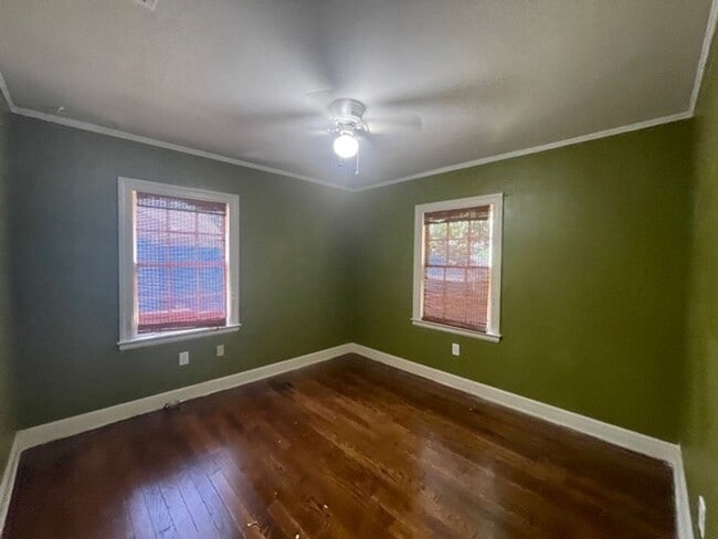 Building Photo - 1 bedroom duplex with washer and dryer