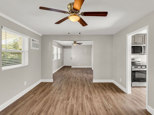 Building Photo - Oak Ridge 37830 - 3 bedroom 2 bath duplex ...