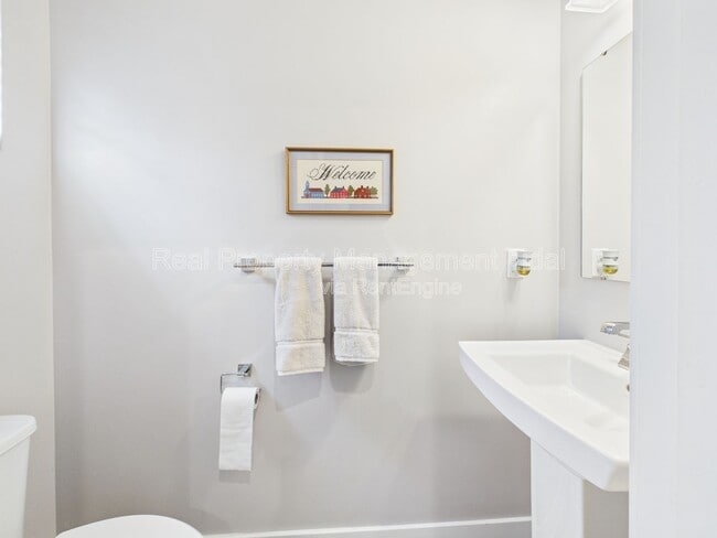 Building Photo - 555 Oliver Wy