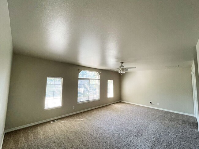 Building Photo - Beautiful 5bd 3ba home on corner lot, Edge...