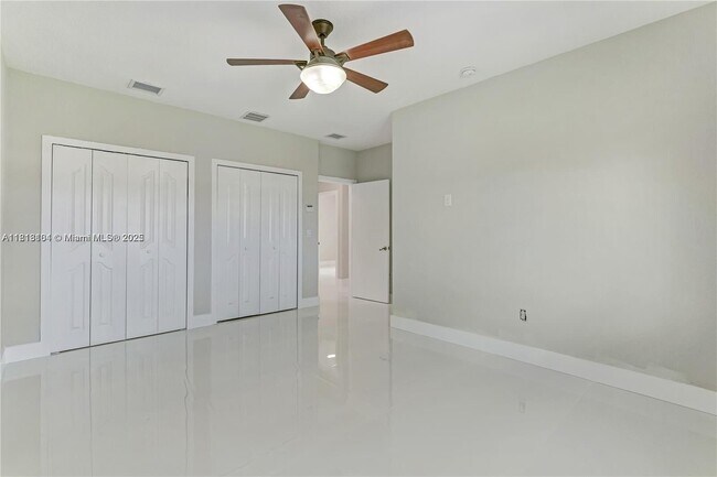 Building Photo - 709 SE 14th Pl
