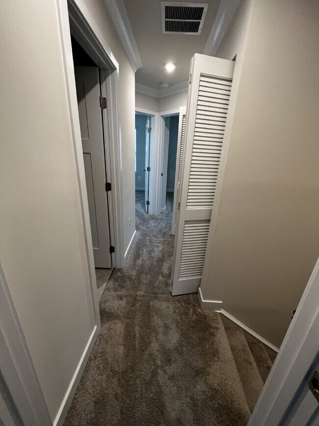 Building Photo - **Special Move-in Offer**  $500 off of the...