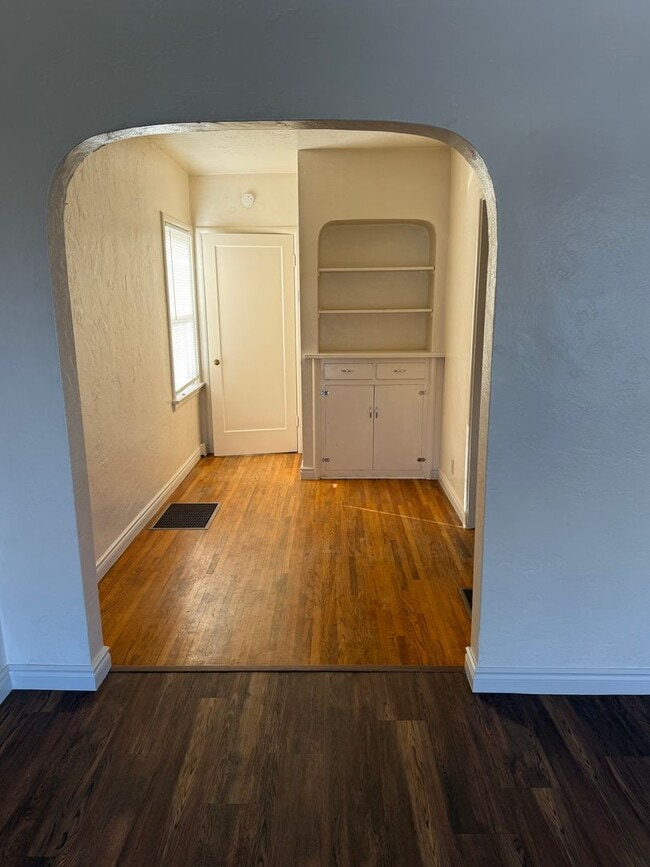 Building Photo - Charming 1 bedroom 1 bathroom