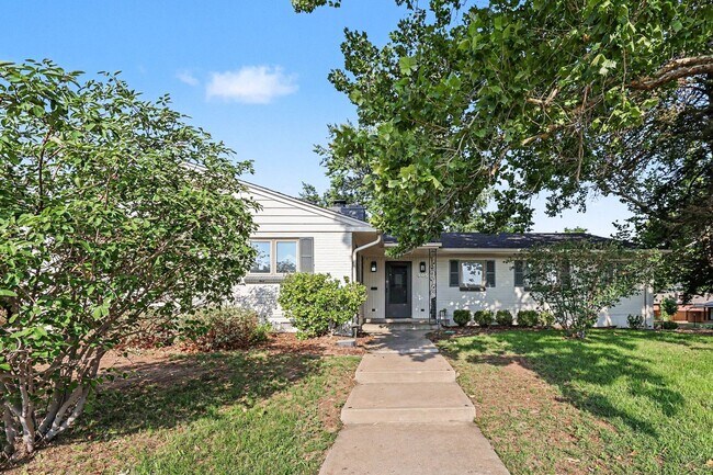 Building Photo - Beautifully Updated 4BR Home Blending Mid-Century Charm & Modern Comfort