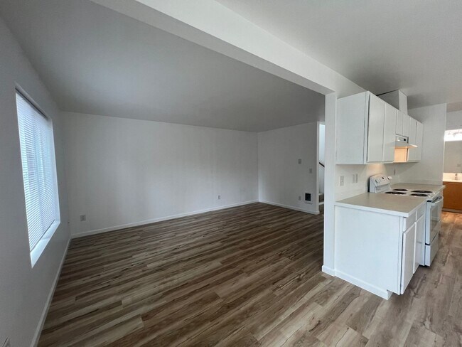 Building Photo - Rent Reduction; MOVE IN SPECIAL; Remodeled...