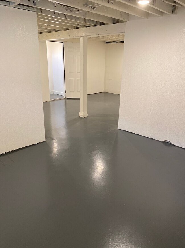Building Photo - New Modern Remodel Hot Alberta Arts Spacio...