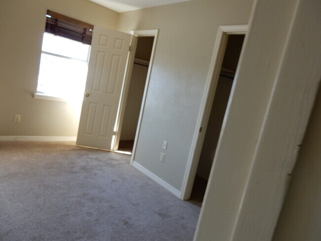 Building Photo - 2 Bedroom 1.5 bath Townhome $300 off 1st Month Special