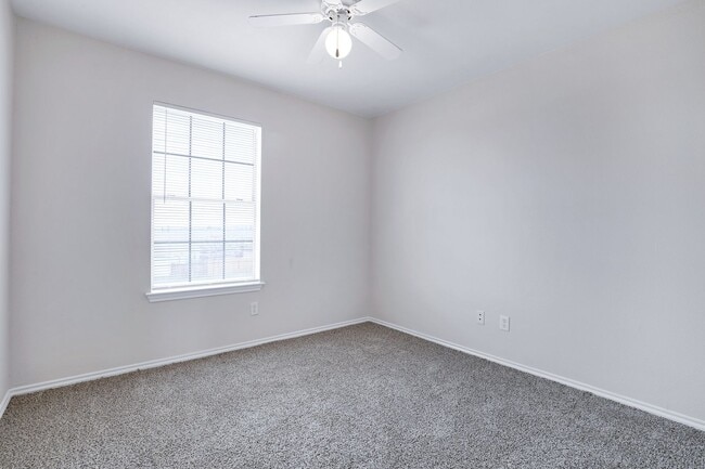 Building Photo - 5815 Golf Bend