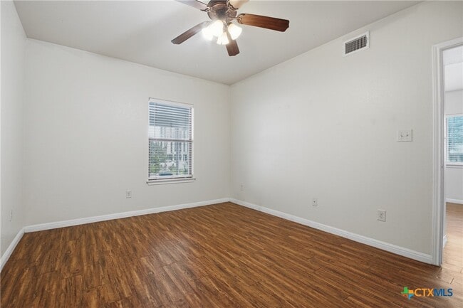 Building Photo - 302 W San Antonio St