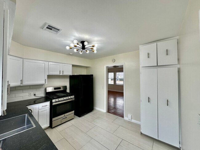 Building Photo - Adorable Midtown Home!