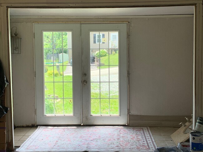 Building Photo - 584 Cedardale Dr