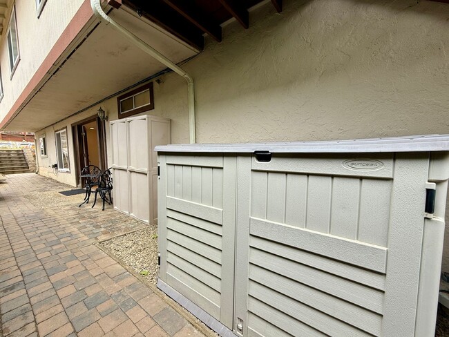 Building Photo - Coastal Living at its Finest (In-Law Suite...