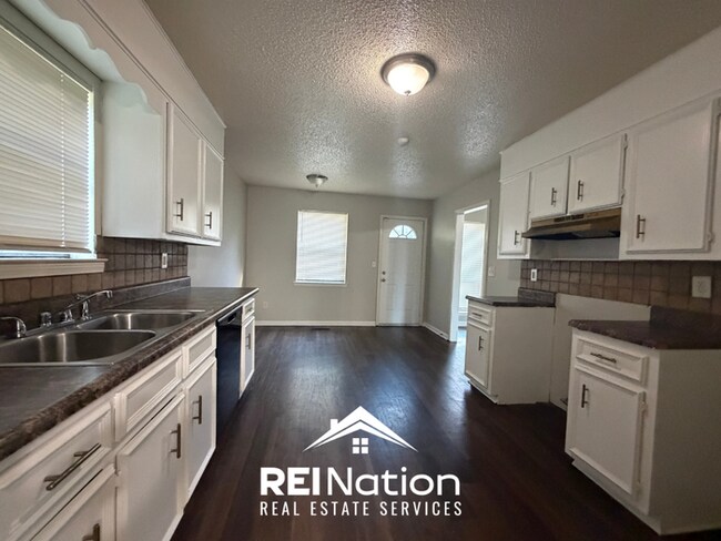 Building Photo - ACT FAST! 3BR/2BA in Birmingham | Vaulted Ceilings & Fireplace | 2-Car Garage!