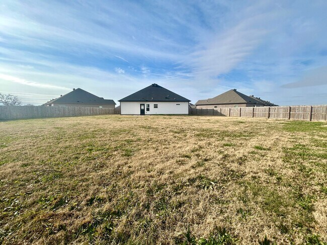 Building Photo - Centerton Home Available NOW! 4 bed, 2 full bath no carpet home. LARGE fenced backyard