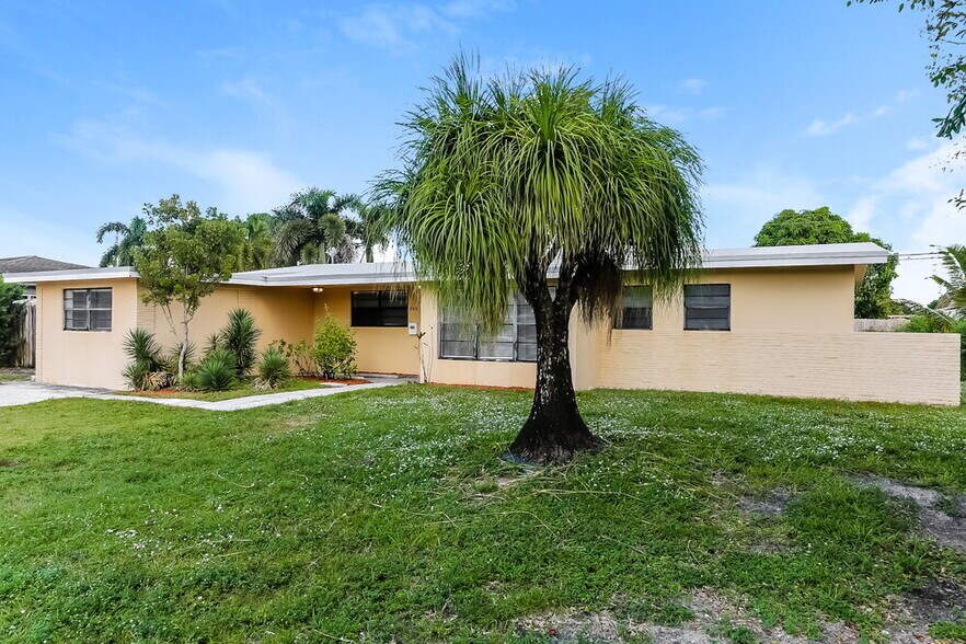 Building Photo - 570 SW 31st Ave