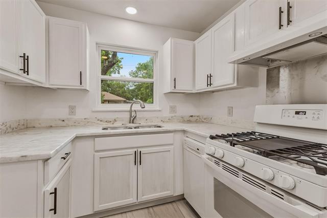 Building Photo - 3004 Ballinger Dr